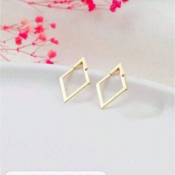 Arrow Two Piece Gold Colored Earrings - Picture 3 of 4